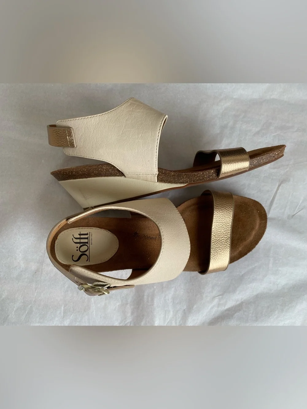Söfft Two-Strap Sandal in Cream and Gold Metallic Size 8